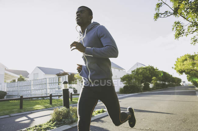 Uomo in zona residenziale jogging all'aperto — Foto stock