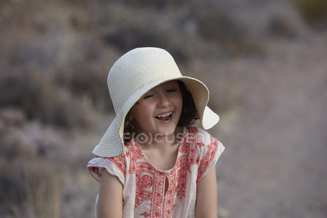 Mädchen mit Sonnenhut lacht, Almeria, Andalusien, Spanien — Stockfoto