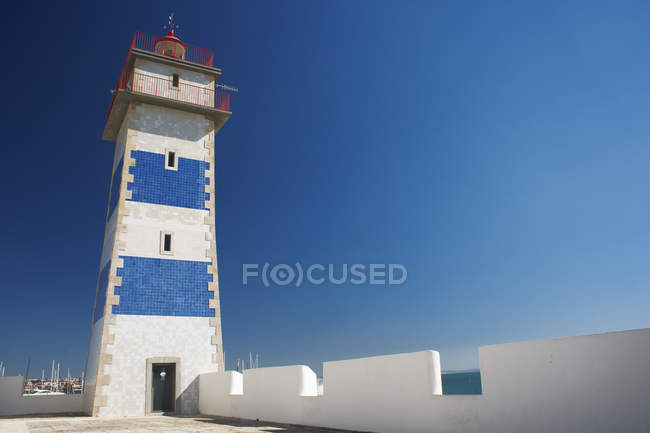Faro con cielo azul - foto de stock