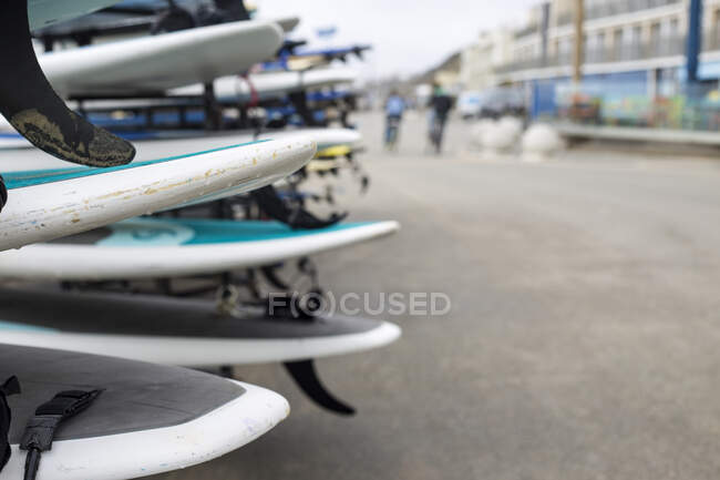 Stapel Surfbretter, Strand von Bournemouth, Bournemouth, Dorset, Großbritannien — Stockfoto