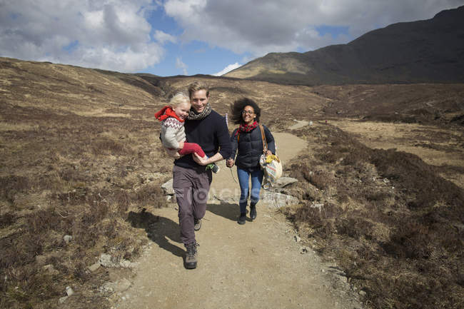 Excursionismo en familia, Piscinas de hadas, Isla de Skye, Hébridas, Escocia - foto de stock
