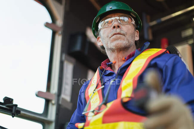Worker operating machinery on oil rig — Stock Photo