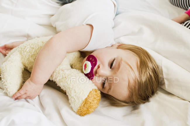 Дитяча дівчинка спить з плюшевим ведмедем — стокове фото