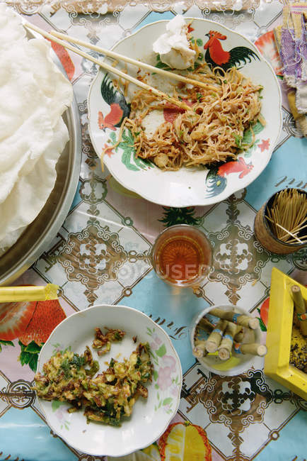 Bodegón de comida birmana, Nyaung Shwe, Lago Inle, Birmania - foto de stock