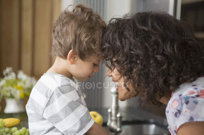 Madre e hijo en la cocina juntos - foto de stock