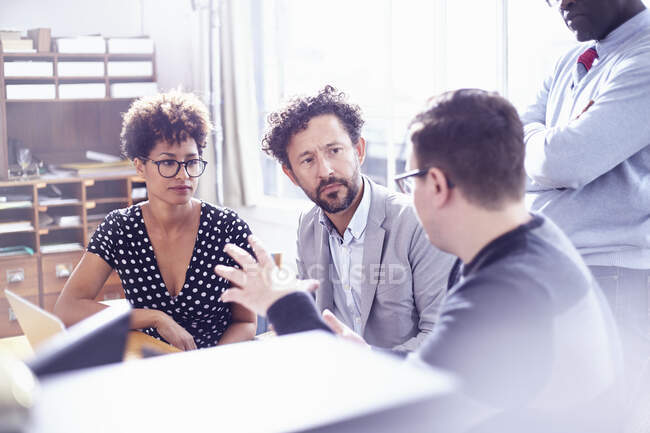 Colleagues in office chatting — Stock Photo