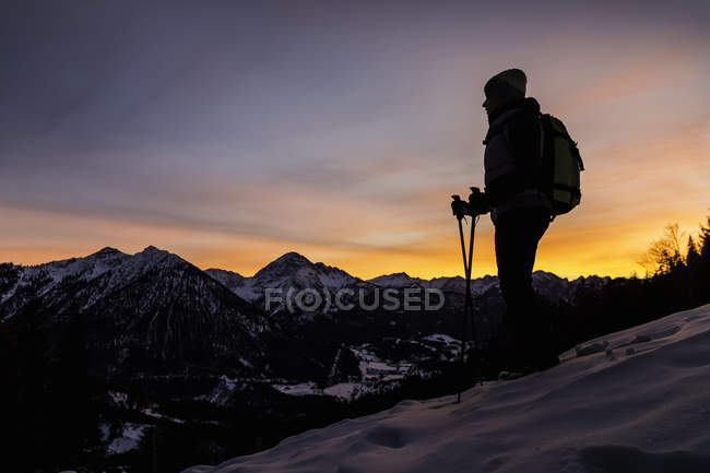 Jeune randonneuse regardant de la montagne au crépuscule, Reutte, Tyrol, Autriche — Photo de stock