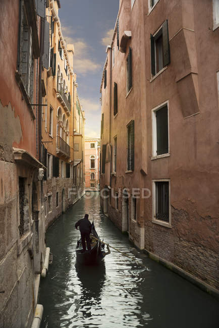 Gondoliere sagomato su stretto canale, Venezia, Veneto, Italia — Foto stock