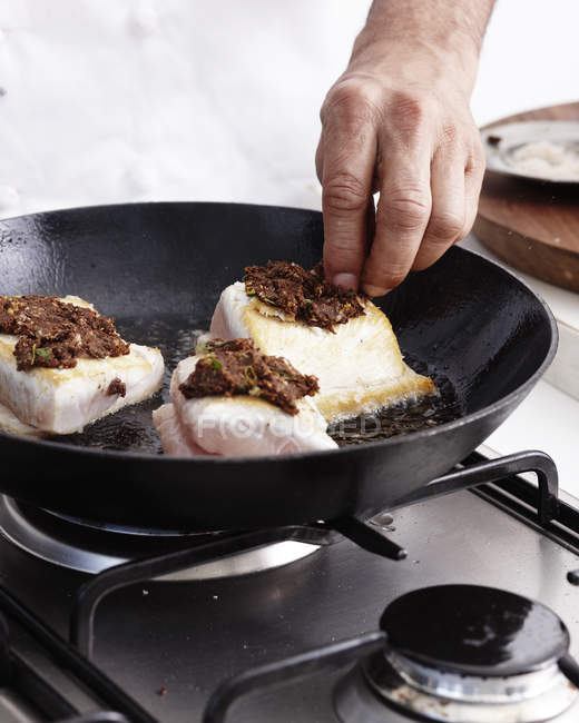 Primo piano del piatto di pesce e curry fatto a mano dallo chef — Foto stock