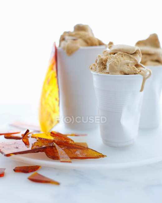 Чашки солоного карамельного морозива — стокове фото