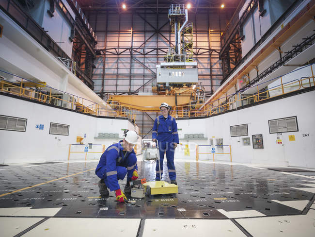 Ingegneri che utilizzano sensori sul tappo di pila nella centrale nucleare — Foto stock