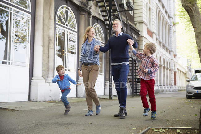 Happy family traveling together and holding hands, London, UK — Stock Photo