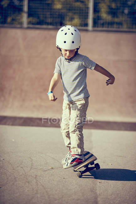 Comprimento total de skate menino no parque — Fotografia de Stock