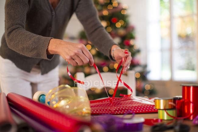 Mulher embrulhando presentes de Natal, midsection — Fotografia de Stock