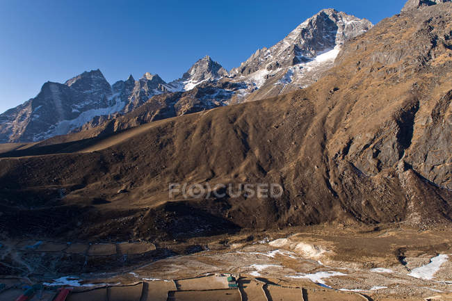 Снігові гори з видом на долину — стокове фото