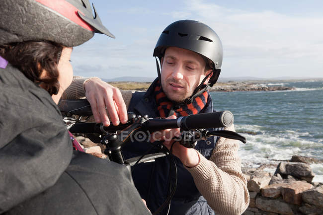 Radfahrerpaar zusammen bei connemara, irland — Stockfoto