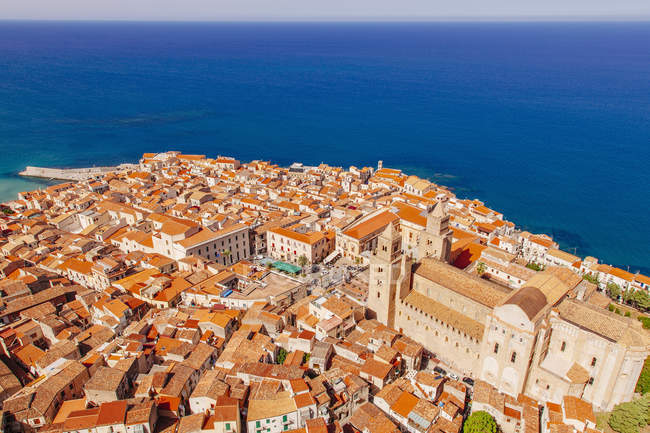 Blick auf Küste und Stadt Cefalu, Sizilien, Italien — Stockfoto