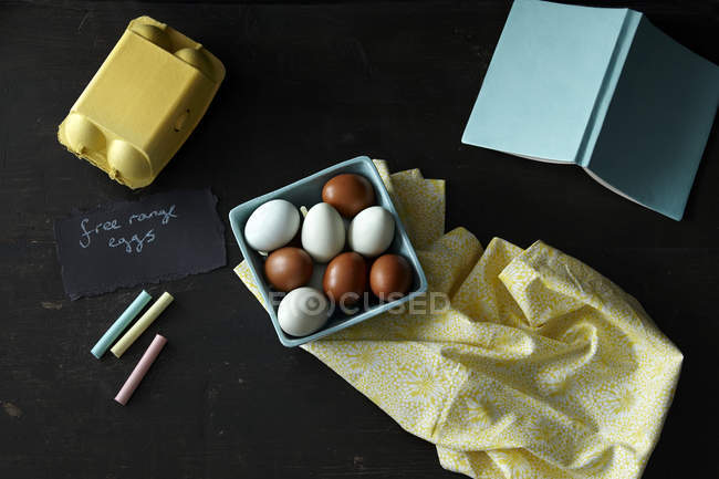 Вид зверху на різноманітність кольорових курячих яєць — стокове фото