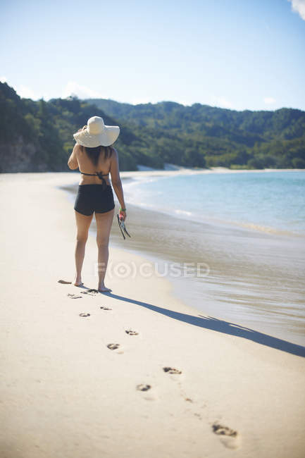 Vista trasera de la mujer en la playa de New Chums, Península de Coromandel, Nueva Zelanda - foto de stock