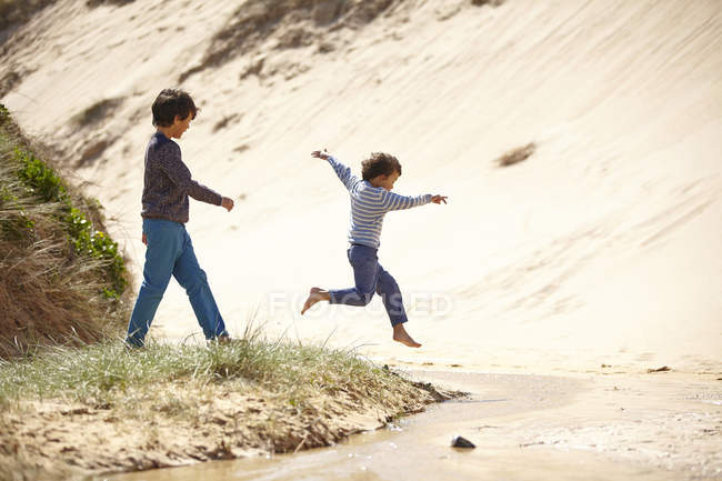 Deux jeunes garçons jouant sur la plage — Photo de stock