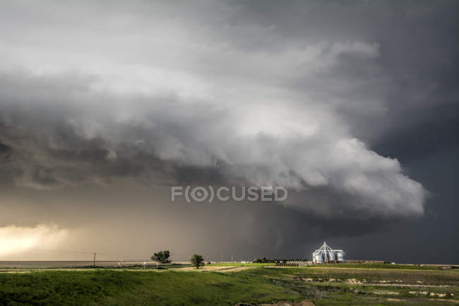 Orage supercellulaire produisant des tornades qui tourne sur les terres d'un ranch près de Leoti, au Kansas — Photo de stock