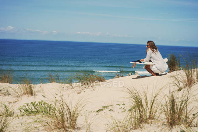 Mulher com prancha de surf na praia, Lacanau, França — Fotografia de Stock