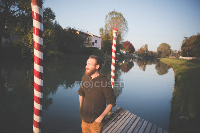 Jeune homme au bord de la rivière, Dolo, Venise, Italie — Photo de stock