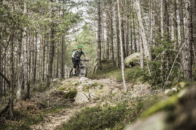 Bicicleta de montanha mulher na floresta, Bozen, Tirol do Sul, Itália — Fotografia de Stock