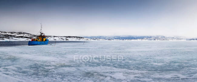 Рибальський човен у льодовикових водах — стокове фото