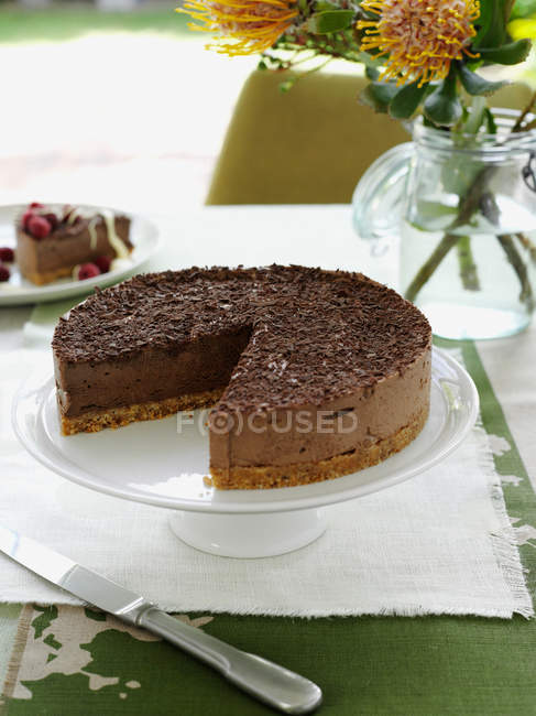 Chocolate cake on serving platter — Stock Photo