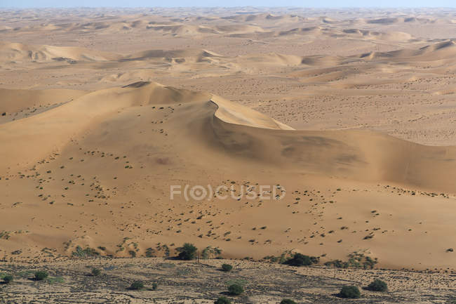 Вид с воздуха на песчаные дюны пустыни — стоковое фото