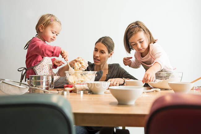Mère et les enfants cuisson, mélange de pâte — Photo de stock
