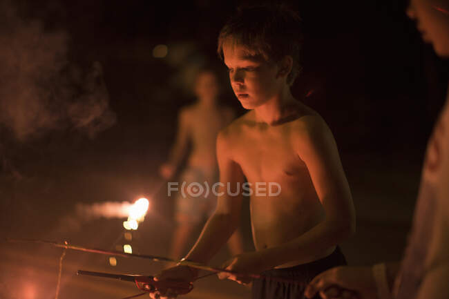 Три мальчика играют с бенгальскими огнями в День Независимости — стоковое фото