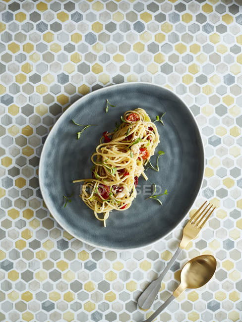 Draufsicht auf Pasta mit Tomaten und Kräutern — Stockfoto