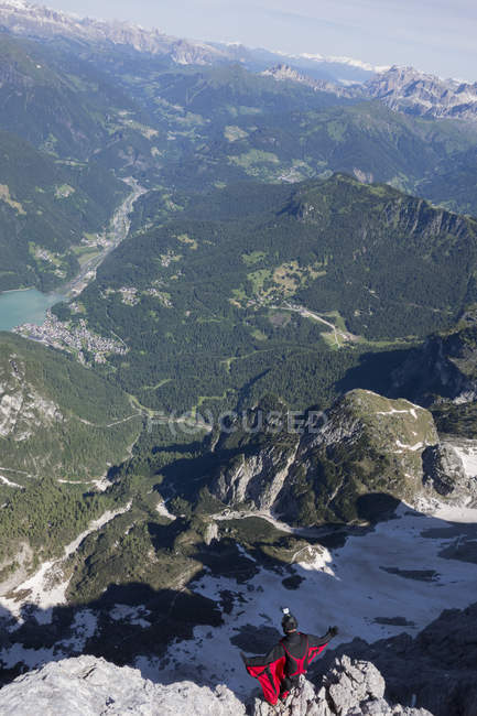 Mâle BASE jumper on mountain edge, Alleghe, Dolomites, Italie — Photo de stock