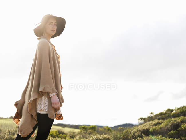 Retrato de una mujer joven y elegante con sombrero de fieltro y chal, Point Addis, Anglesea, Victoria, Australia - foto de stock
