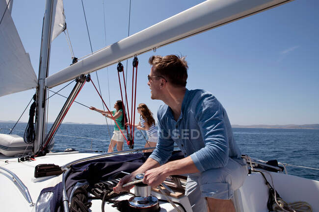 L'équipe met les voiles sur le yacht — Photo de stock