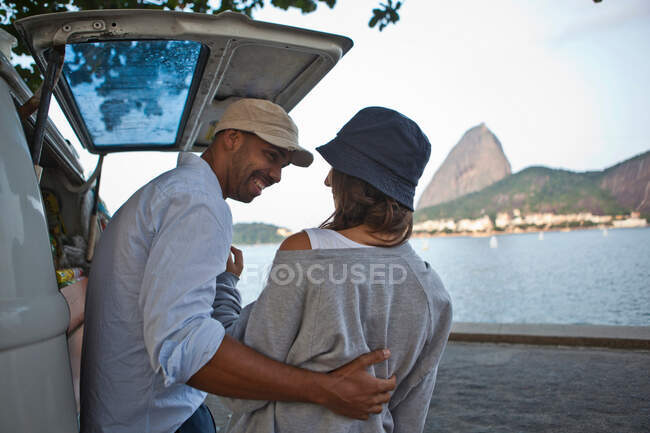 Couple en camping-car, Rio de Janeiro, Brésil — Photo de stock