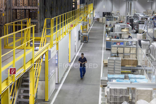 Junger Mann arbeitet in Papierverpackungsfabrik — Stockfoto