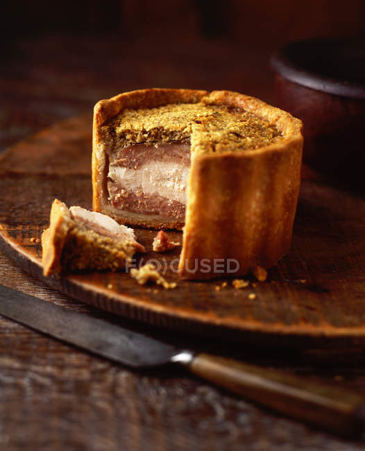 Pollo criado y pastel de cerdo en tablero de madera - foto de stock