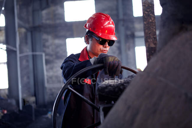 Trabalhando em fundição de ferro fundido — Fotografia de Stock