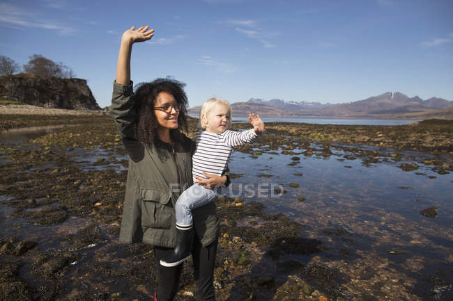 Mutter und Sohn winken, loch eishort, isle of skye, hebrides, scotland — Stockfoto