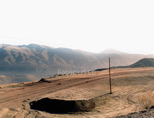 Намотування брудної дороги на краю скелі — стокове фото