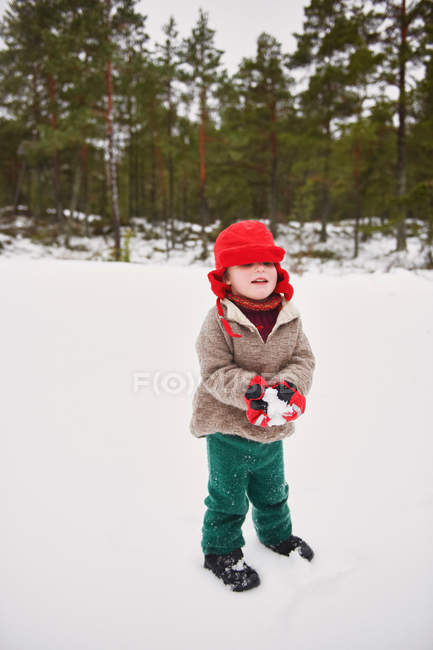 Garçon jouer dans la neige à l'extérieur — Photo de stock