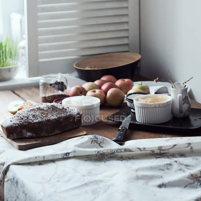 Kuchen und Desserts mit Äpfeln auf dem Küchentisch — Stockfoto