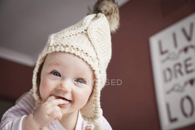 Portrait de bébé fille souriante en bonnet tricoté — Photo de stock