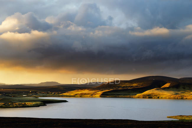 Veidivotn lago y colinas a la luz del sol, Islandia - foto de stock