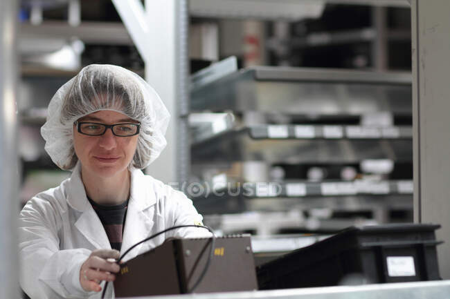 Ensayo de monitoreo científico femenino en laboratorio láser - foto de stock