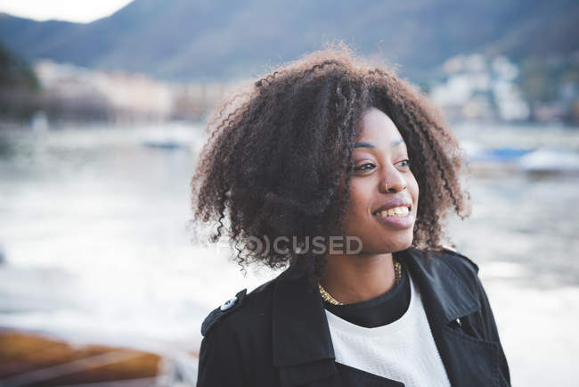 Retrato de una joven sonriente en el Lago de Como, Como, Italia - foto de stock