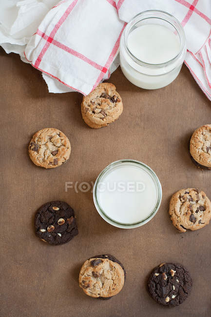 Biscoitos com copos de leite — Fotografia de Stock